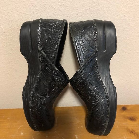 Dansko Black Tooled Leather Clogs Women’s Sz 10.5 / 41 - Picture 5 of 9